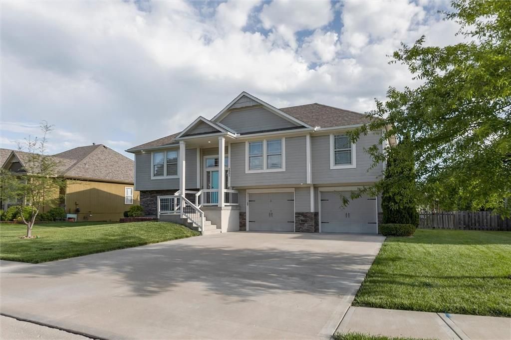 2301 NE Treetop Drive, Blue Springs, MO 64029