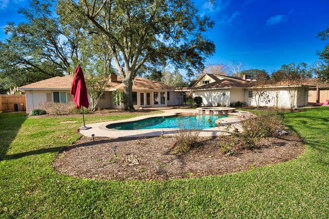 436 Forest Drive, Lake Jackson, TX 77566