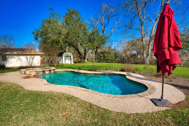 436 Forest Drive, Lake Jackson, TX 77566