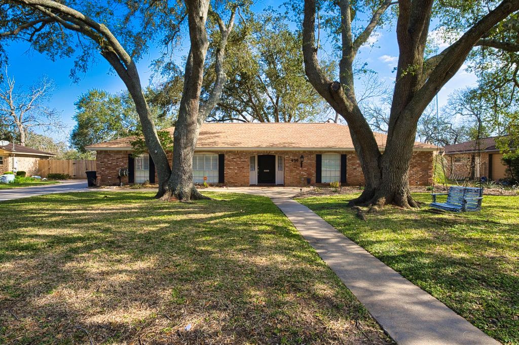 436 Forest Drive, Lake Jackson, TX 77566