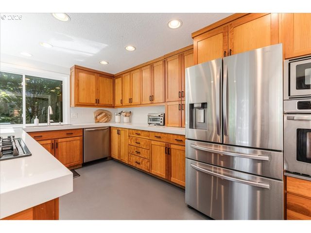 25 BECKET St, Lake Oswego, OR 97035