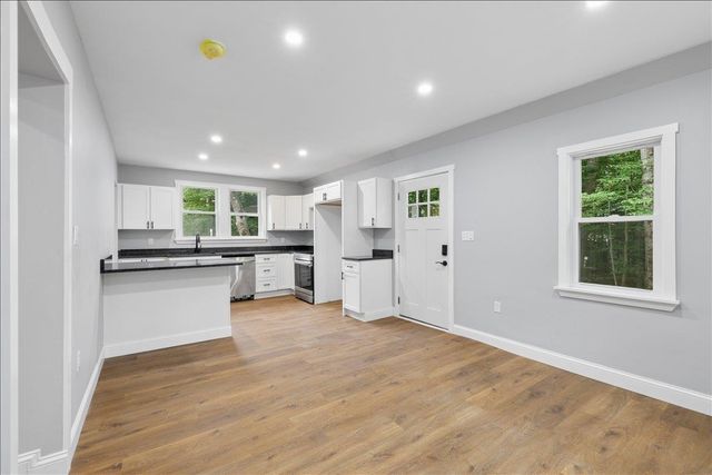 1305 Old Hillsboro Road, Henniker, NH 03242