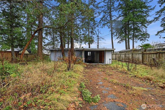 1284 Dines Point Rd, Greenbank, WA 98253