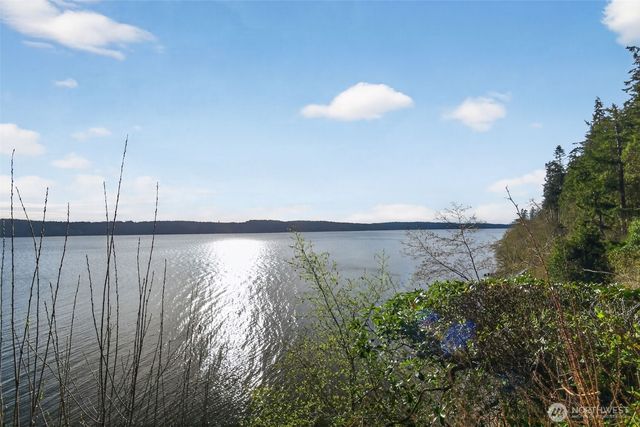 1284 Dines Point Rd, Greenbank, WA 98253