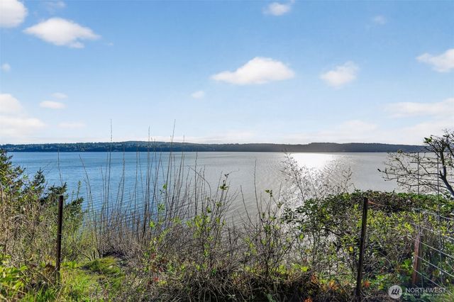 1284 Dines Point Rd, Greenbank, WA 98253