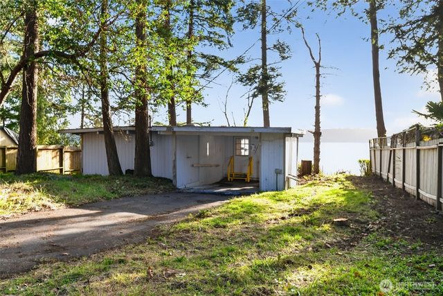 1284 Dines Point Rd, Greenbank, WA 98253