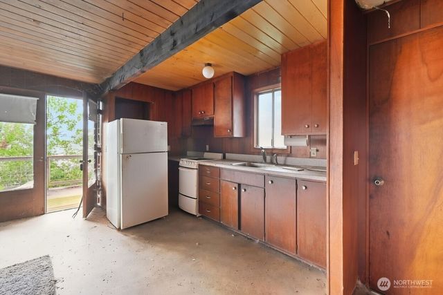 1284 Dines Point Rd, Greenbank, WA 98253