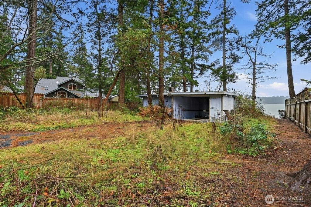 1284 Dines Point Rd, Greenbank, WA 98253