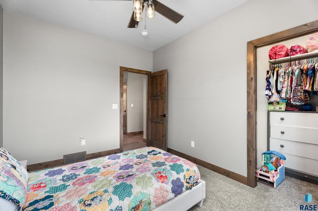 27061 Saddlerock Pl Place, Harrisburg, SD 57032