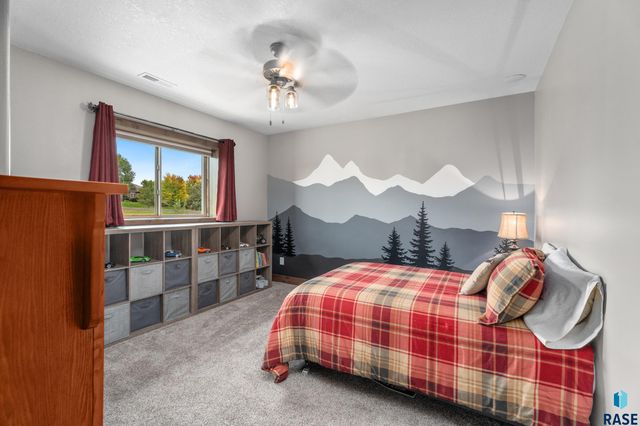 27061 Saddlerock Pl Place, Harrisburg, SD 57032