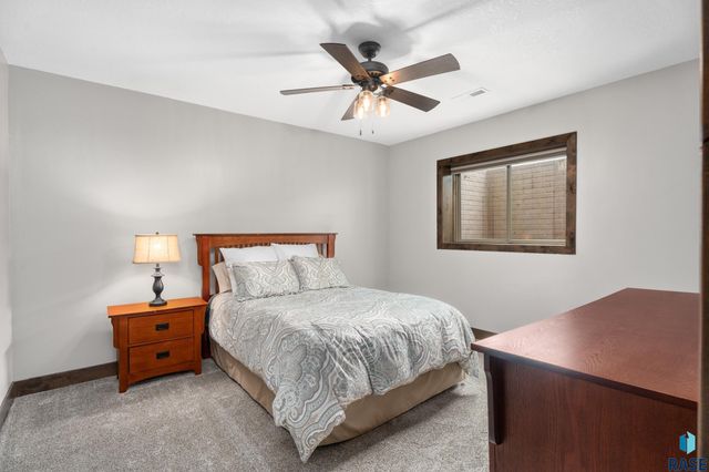 27061 Saddlerock Pl Place, Harrisburg, SD 57032