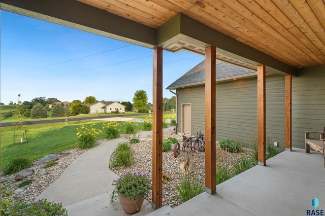 27061 Saddlerock Pl Place, Harrisburg, SD 57032