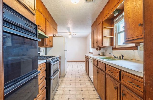 1310 W 15th Street, Prague, OK 74864