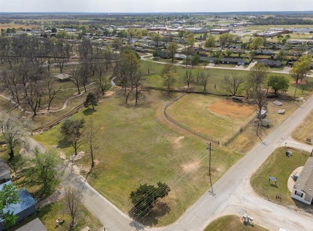 1310 W 15th Street, Prague, OK 74864