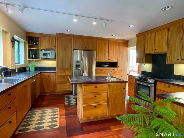 607 Lake Drive, Guilford, CT 06437