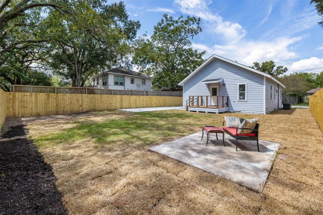 504 N Lake Avenue, Eagle Lake, TX 77434