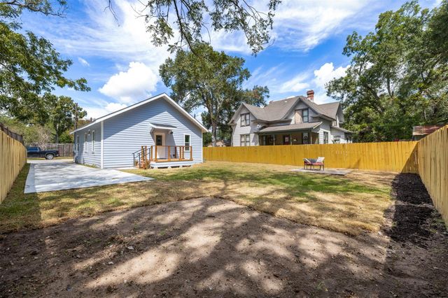 504 N Lake Avenue, Eagle Lake, TX 77434