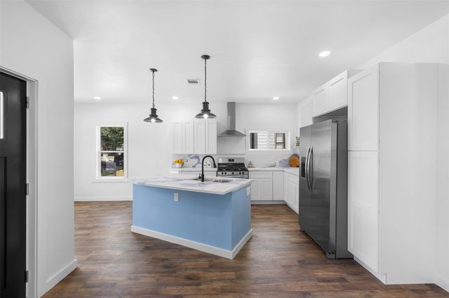 504 N Lake Avenue, Eagle Lake, TX 77434