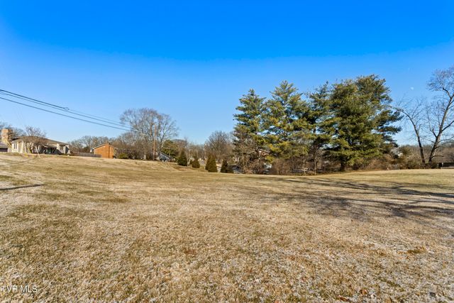 2112 Knob Creek Road, Johnson City, TN 37604