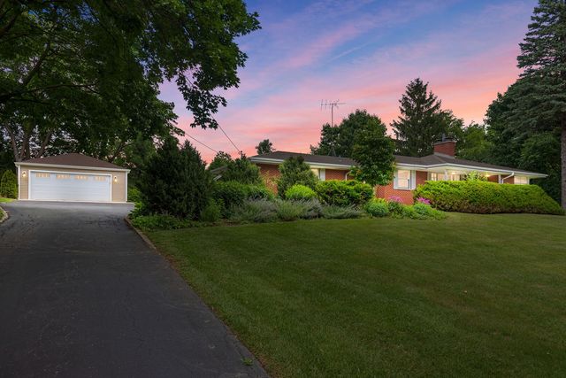240 Roslyn Road, Barrington, IL 60010