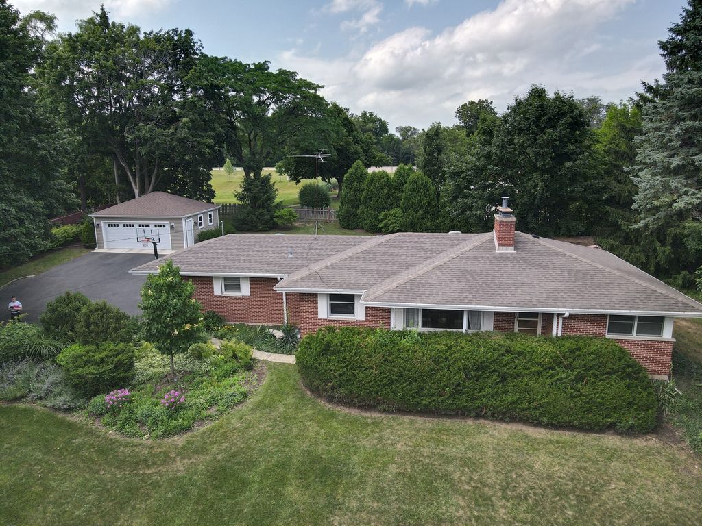 240 Roslyn Road, Barrington, IL 60010