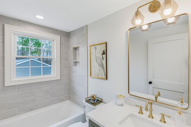11 Merrimac Road, Newton, NH 03858