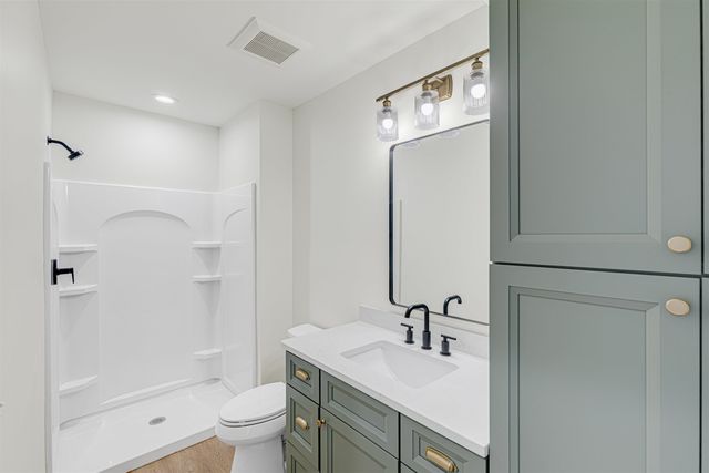 11 Merrimac Road, Newton, NH 03858