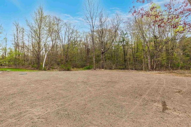 11 Merrimac Road, Newton, NH 03858