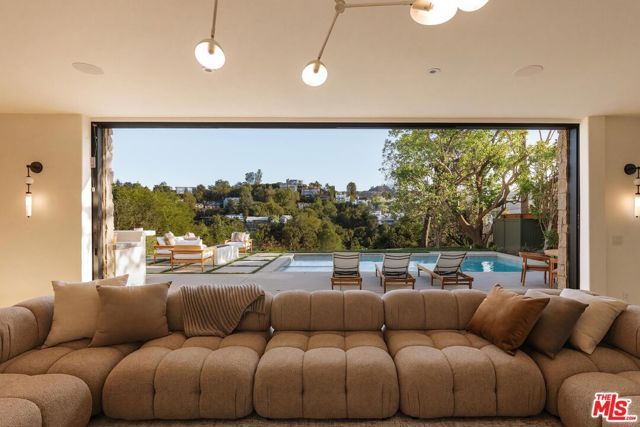 3858 Buena Park Drive, Studio City (los Angeles), CA 91604