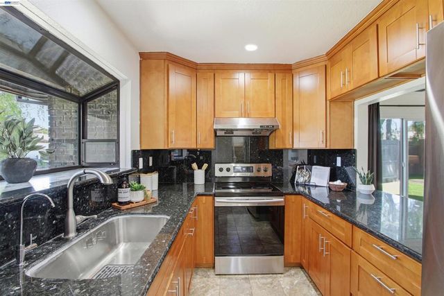 6010 Peppertree Ct, Newark, CA 94560