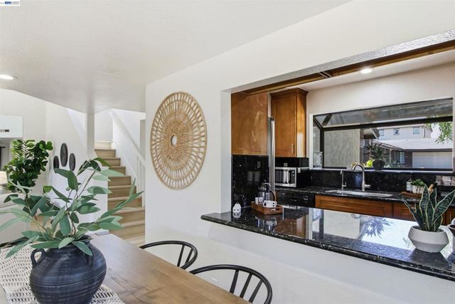 6010 Peppertree Ct, Newark, CA 94560