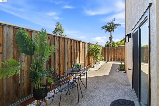 6010 Peppertree Ct, Newark, CA 94560
