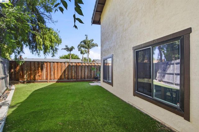 6010 Peppertree Ct, Newark, CA 94560