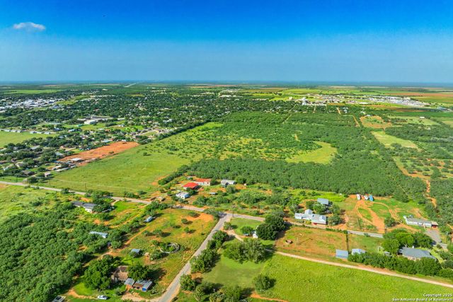 3911 County Road 1000, Pearsall, TX 78061