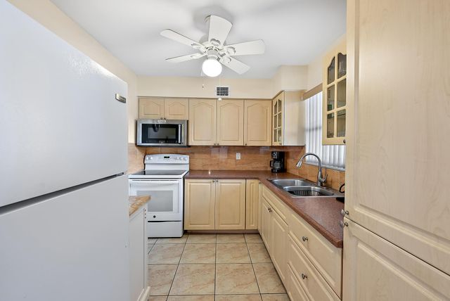 701 Lori Drive 206, Palm Springs, FL 33461