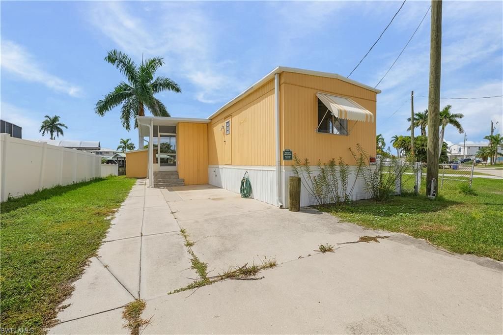 3851 Coconut DR, ST. JAMES CITY, FL 33956 — photo 2