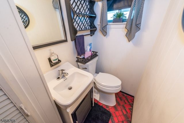 103 Sandra Dr, Totowa Boro, NJ 07512