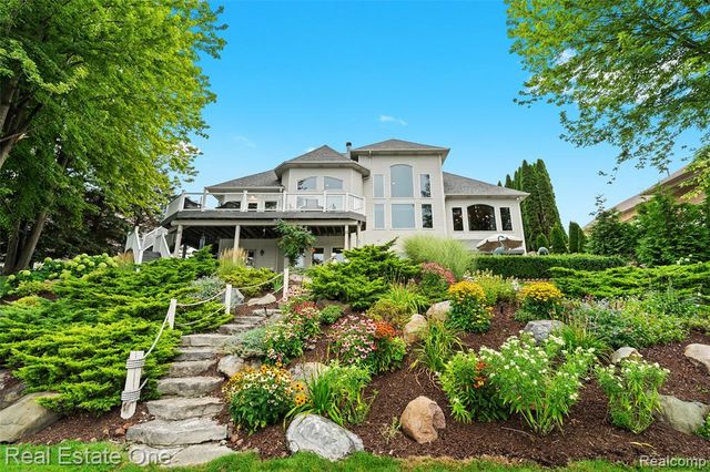 16048 Pine Bluff Court, Fenton, MI 48430