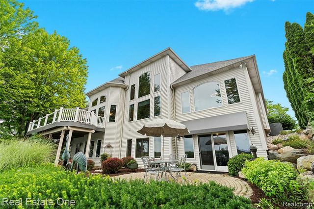 16048 Pine Bluff Court, Fenton, MI 48430