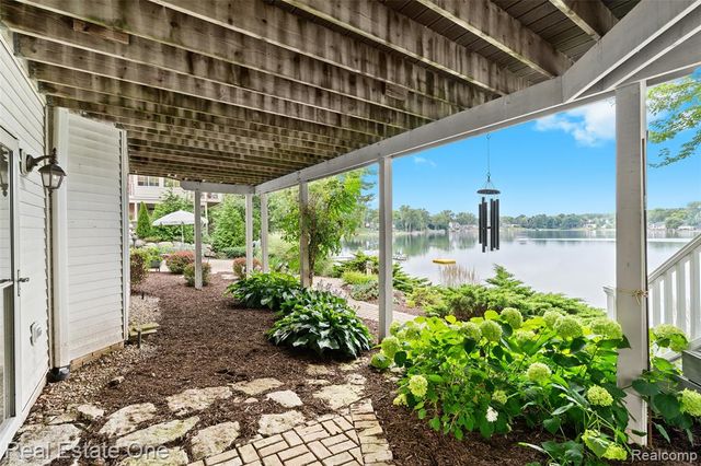 16048 Pine Bluff Court, Fenton, MI 48430