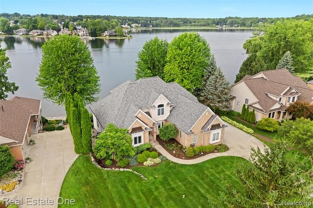 16048 Pine Bluff Court, Fenton, MI 48430