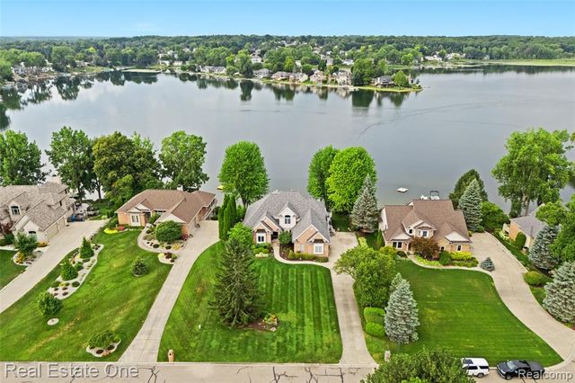 16048 Pine Bluff Court, Fenton, MI 48430