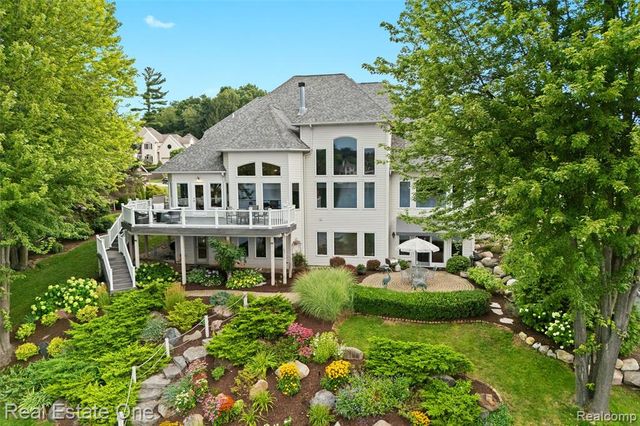 16048 Pine Bluff Court, Fenton, MI 48430