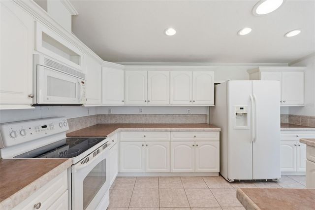 39206 FLORA AVENUE, Zephyrhills, FL 33542