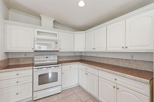 39206 FLORA AVENUE, Zephyrhills, FL 33542