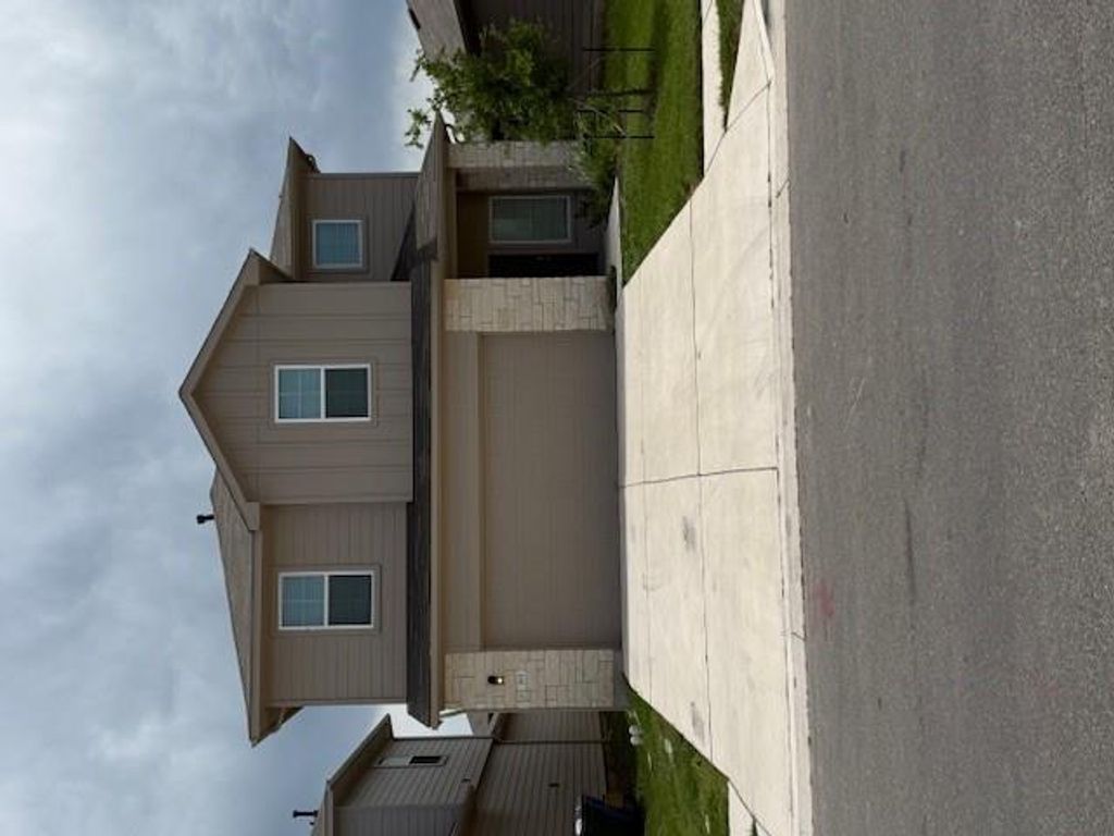 263 Granary DR, Uhland, TX 78640