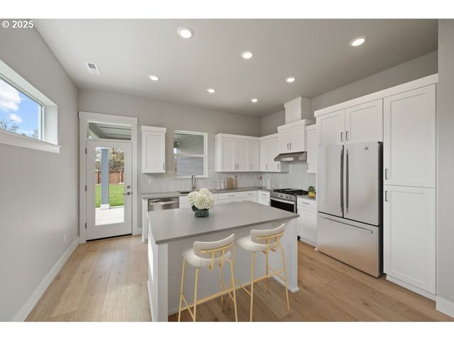 1325 E Canto St, Newberg, OR 97132