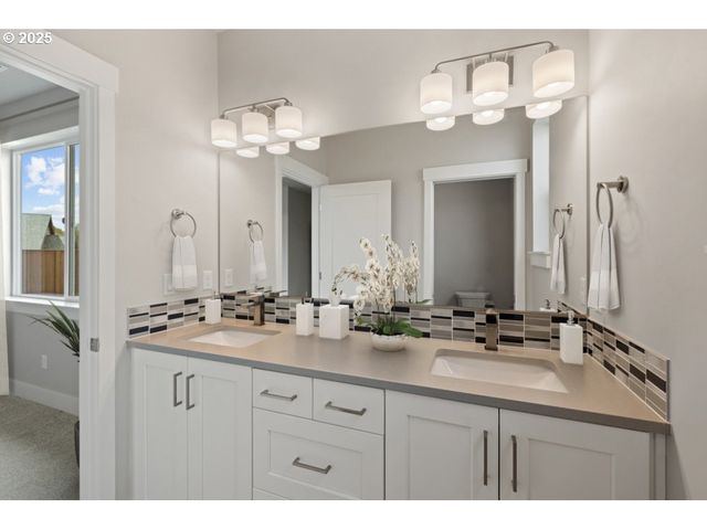 1325 E Canto St, Newberg, OR 97132