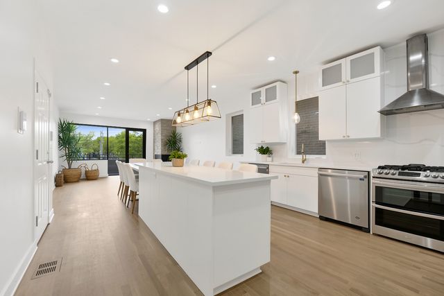 1445 W Grand Avenue 1E, Chicago, IL 60642