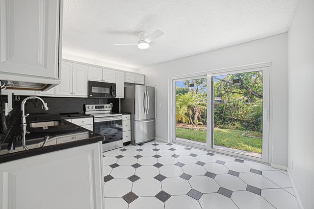 5284 Breadfruit Circle, Delray Beach, FL 33484